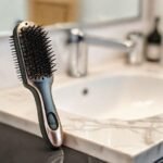 (escova desembaraçante antiestática) - Adeus ao frizz: visual renovado