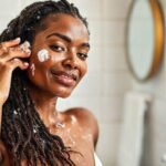 O que é bom para passar no cabelo antes de lavar? Veja 5 dicas práticas